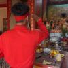 Young Buddhist Monk Goes Viral for Fluent English Explanation of Temple Rituals to Foreign Tourists