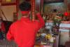 Young Buddhist Monk Goes Viral for Fluent English Explanation of Temple Rituals to Foreign Tourists
