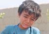 Grief Amid the Rubble: Afghan Boy’s Viral Loss Highlights Human Toll of Cross-Border Strikes