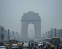 Delhi Chokes as Toxic Smog Pushes Air Quality Into Emergency Zone