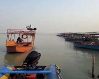 Daring Stunt on the Ganges: Disabled Man’s Push-Ups on Moving Motorboat Spark Safety Debate in Uttar Pradesh
