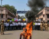 Student Protest Erupts at Lucknow University as Minister Sanjay Nishad’s Effigy Set Ablaze