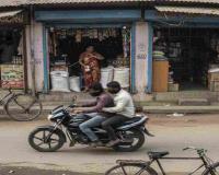 Masked Snatchers Target Woman Shopkeeper in Jaunpur, Crime Caught on CCTV