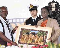 President Droupadi Murmu Makes Unscheduled Stop to Greet Citizens in Jamshedpur