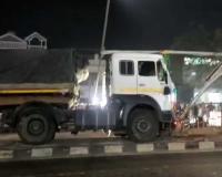 Runaway Truck Smashes Highway Divider in Raebareli, Narrowly Averting Major Disaster and Triggering Long Traffic Snarl