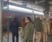 Panic erupts on Gorakhpur-Lokmanya Tilak train following bomb threat, probe on