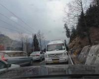 Gridlock in the Clouds: Viral Dashcam Footage Exposes Dangerous Himalayan Highway Chaos