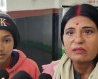 Hindu Woman Offers Chador at Deoria Mazar Amid Demolition Crackdown, Honoring Decade-Old Vow