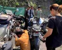Ingenuity in the Himalayas: Roadside Mechanic Saves Stranded European Travelers in Shimla