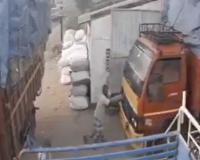 Labourer Killed After Being Run Over While Trying to Stop Moving Lorry in Tamil Nadu’s Arani