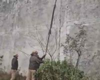 Spectacular New Year’s Eve Jailbreak: Two Inmates Scale 22-Foot Wall to Escape Kannauj Prison