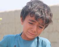 Grief Amid the Rubble: Afghan Boy’s Viral Loss Highlights Human Toll of Cross-Border Strikes
