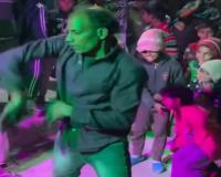  Elderly Man’s Energetic Street Dance Goes Viral, Captivates Social Media Users