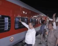 BJP Mobilizes Special Trains for Bengali Migrants in Surat to Cast Votes in West Bengal Elections
