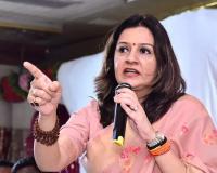 Angry Commuter Confronts BJP Minister Girish Mahajan Over Worli Traffic Chaos as Opposition Slams Government Apathy