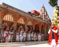  Prime Minister Modi Performs Sacred Worship at Kashi Vishwanath Temple After 14-Kilometre Varanasi Roadshow