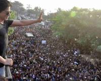 Shah Rukh Khan’s Compassionate Gesture in Viral Throwback Video Wins Internet Applause