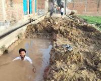 Firozabad Councillor Steps Into Sewage-Filled Water to Protest Damaged Pipeline, Raises Questions Over Municipal Corporation Response