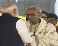 Prime Minister Narendra Modi Seeks Blessings of Veteran BJP Worker Makhanlal Sarkar at West Bengal Event