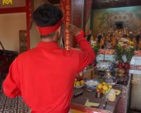 Young Buddhist Monk Goes Viral for Fluent English Explanation of Temple Rituals to Foreign Tourists