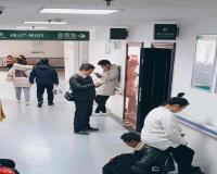 Husband’s Gesture for Pregnant Wife in Crowded Waiting Area Moves Millions Online