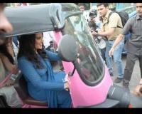 Amruta Fadnavis Drives Pink E-Rickshaw as Maharashtra Launches Women-Led Green Mobility Program