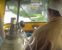 Oxygen Cylinder Support Does Not Stop Auto Driver From Working, Viral Video Shows Unbreakable Determination