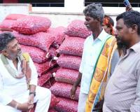 Karnataka CM Shivakumar Visits Yeshwanthpur Market at Dawn to Hear Farmers