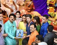 Shah Rukh Khan, Gauri Khan and Suhana Khan Seek Blessings at Lalbaugcha Raja