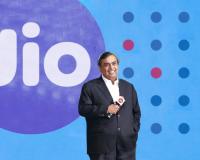 Mukesh Ambani Mobilises 420,000 Reliance Employees for Jio’s $3.2 Billion IPO