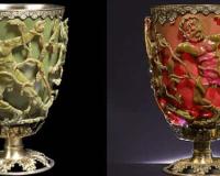 Scientists Recreate 1,600-Year-Old Roman Glass That Changes Green to Ruby Red
