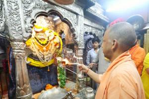 CM Yogi visits Kashi Vishwanath and Kal Bhairav temples, meets saints at Satua Baba Ashram