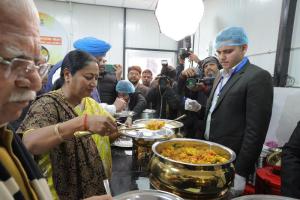 'Nutritious meals for just Rs 5', Delhi CM inaugurates 45 'Atal Canteens'