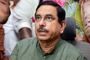 Hydrogen Push Gains Visibility as Union Minister Prahlad Joshi Arrives at Parliament in Toyota Mirai