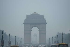 Delhi Chokes as Toxic Smog Pushes Air Quality Into Emergency Zone