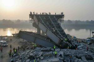 Bridge Section Collapses Over Auranga River in Gujarat’s Valsad, Several Workers Injured