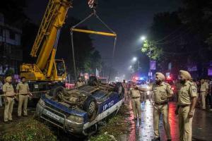 UP Police on Emergency Duty Accused of Drunken Negligence as UP–112 Vehicle Crashes into Drain, Five Suspended