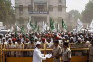 Farm Union Workers Mount Intense Protest Outside Badaun SSP Office Over Alleged False Case