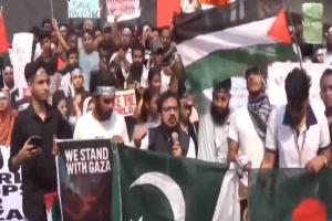 Anti-India Protests Escalate in Bangladesh as Pakistan Flags Appear in Dhaka Demonstrations