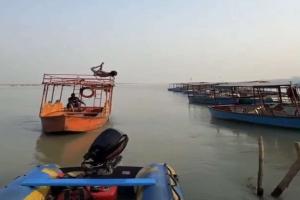 Daring Stunt on the Ganges: Disabled Man’s Push-Ups on Moving Motorboat Spark Safety Debate in Uttar Pradesh