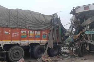 Dense Fog Triggers Multi-Vehicle Collision on Lucknow–Varanasi Highway, Leaving Two Dead and 16 Injured