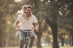 Heartwarming Father–Daughter Moment Becomes Viral Sensation, Outshining Luxury and Showmanship