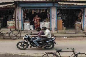 Masked Snatchers Target Woman Shopkeeper in Jaunpur, Crime Caught on CCTV