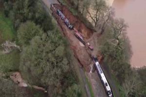 Massive Sinkhole Drains Shropshire Canal, Stranding Boats in Thick Mud