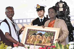 President Droupadi Murmu Makes Unscheduled Stop to Greet Citizens in Jamshedpur