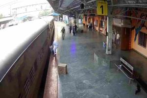 Quick Thinking at the Platform: Karnataka Station Master Saves Passenger from Fatal Train Mishap