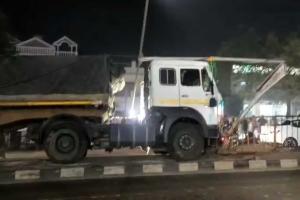 Runaway Truck Smashes Highway Divider in Raebareli, Narrowly Averting Major Disaster and Triggering Long Traffic Snarl