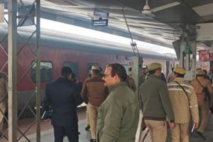 Panic erupts on Gorakhpur-Lokmanya Tilak train following bomb threat, probe on