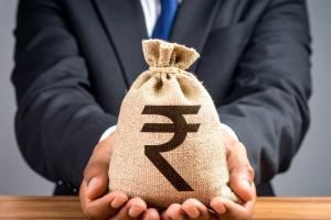 Share of salaried taxpayers earning over Rs 30 lakh a year surges in 2025: Report