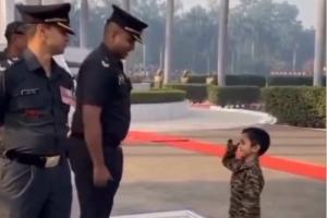 A Salutation of Innocence: Toddler’s Heartwarming Tribute to Indian Soldier Takes the Internet by Storm